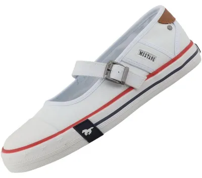 Das Bild zeigt einen weißen flachen Schuh aus einer seitlichen Perspektive. Der Schuh hat ein schlichtes Design und eine glatte Oberfläche.