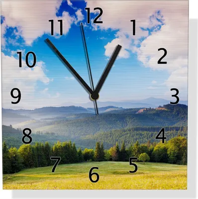 Produktbild von Wallario Design Wanduhr Berglandschaft im Gebirge unter blauem Himmel aus Aluverbund, Größe 30 x 30 cm