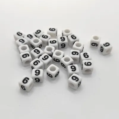 Immagine prodotto di Perline con lettere, 30 pezzi, 6x6 mm, bianche e nere, quadrate, numero 6