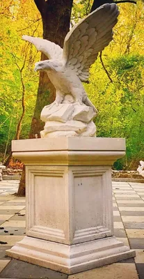 Produktbild von Casa Padrino Gartendeko Adler Skulptur mit Barock Sockel Weiß 110 x 70 x H. 233 cm - Garten Deko Figur - Garten & Terrassen Deko Accessoires