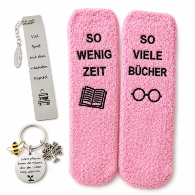 Produktbild von 3-teiliges Geschenkset für Lehrerinnen & Bücherfans – Rosa Kuschelsocken „So wenig Zeit, so viele Bücher“ + Lesezeichen + Schlüsselanhänger – Geschenk, KI-generiertes Bild