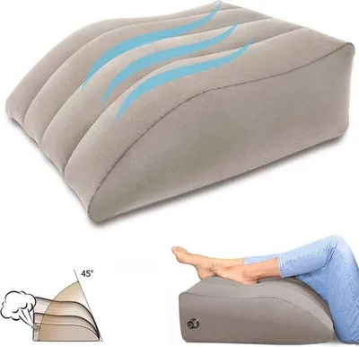 Zdjęcie produktu dla Poduszka do uniesienia nóg JustValue – nadmuchiwana – 63×50 cm – klin 45° – mikropolar