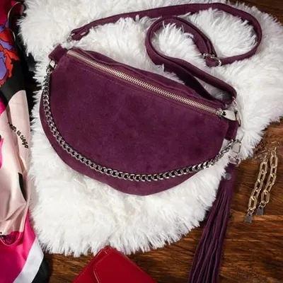 Produktbild von Belveder Gürteltasche Wildleder mit Kette und Quaste für Alltag und Ausgehen, Bauchtasche elegant modisch Violett GrapeTelimene