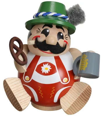 Ein hölzerner Räuchermann in bayerischer Tracht mit grünem Hut hält einen Bierkrug in der einen Hand und eine Brezel in der anderen während er fröhlich lächelt und eine Pfeife im Mund hat