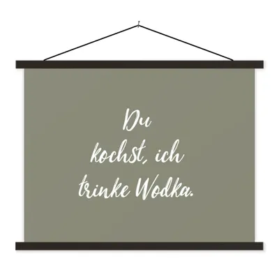 Produktbild von MuchoWow® Textilposter Sprichwörter - Du kochst, ich trinke Wodka - Trinken - Zitate - Kochen 150x113 cm mit schwarzem Rahmen - Wohnzimmer