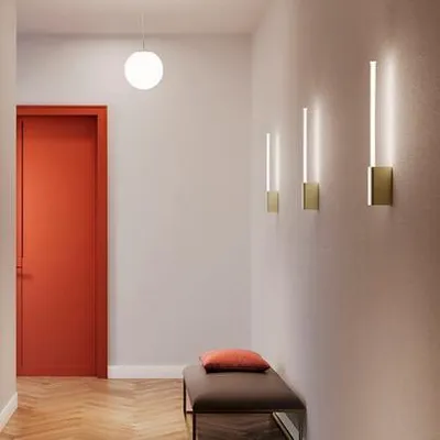 Produktbild von Brillante LED-Wandleuchte aus schwarzem Aluminium, minimalistisches Zylinder-Design, dimmbar via TRIAC, 1-flammig, Maße: 8,2 x 3,6 x 70,2 cm.