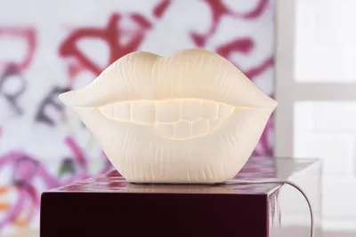 Obrázok produktu pre GILDE Lampa Ústa - biela - v. 17cm x š. 29,5cm