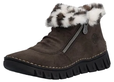 Auf dem Bild ist ein Schuh in der Farbe beige zu sehen. Der Schuh wird von der Seite gezeigt die zur Ferse gehört.