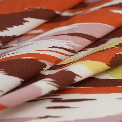 Productafbeelding van Stof: Viskose-popeline met een ikat-look, bordeauxroze