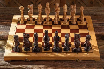 Zdjęcie produktu dla DUŻA DĘBOWA GRA CHESS (65x65cm) z inkrustacjami, rzeźbiona, wykonana z drewna