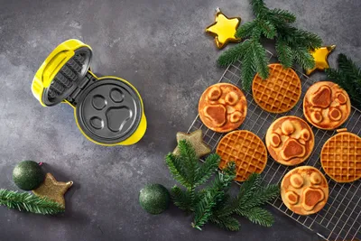 Produktbild von Paw Patrol Waffeleisen, Mini-Waffeleisen im einzigartigen Paw Patrol Design, für Kindergeburtstage, Ostern & Weihnachten, Waffelgröße: Ø 10cm, Gelb