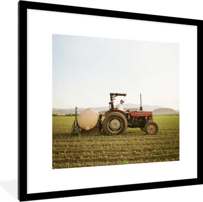 Produktbild von MuchoWow® Gerahmtes Poster Traktor - Landwirt - Berg 40x40 cm - Poster mit Schwarzem Bilderrahmen Wandposter Rahmen Foto Bilder - Poster - Plakat im Rahmen