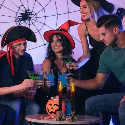 Produktbild von Ibenzoa® Halloween LED-Kerzen 2er-Set – flammenlose Deko-Kerzen mit Bluttropfen-Effekt, batteriebetrieben (2×AAA, nicht enthalten), inkl. Kerzenhalter, innen & außen
