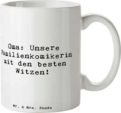 Produktbild von Mr. & Mrs. Panda Dekotasse Spruch Oma Familienkomikerin - Weiß - Geschenk, Familie, Teetasse, einzigartige Designs, Kaffeebecher, Kaffeetasse, Becher, Witze, Omi, Tasse