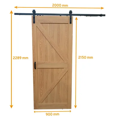 Holzschiebetür im Scheunentor-Look auf weißem Hintergrund mit Maßangaben zu Höhe und Breite.

