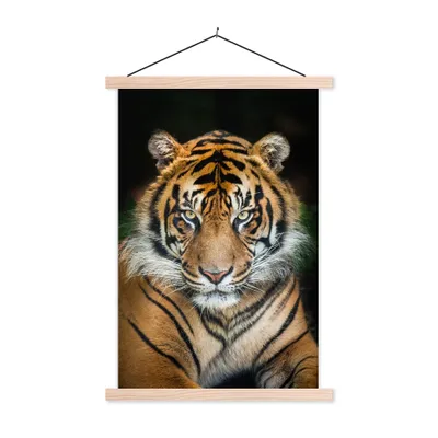 Produktbild von MuchoWow® Textilposter Tiger - Schwarz 120x180 cm mit holzfarbenen Rahmen - Textil-Plakat