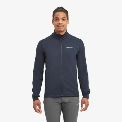Mann trägt die Protium Jacket von Montane; eine dunkelblaue Midlayer-Jacke für Herren; mit hohem Kragen und Reißverschluss.