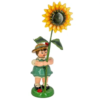 Ein fröhliches Blumenkind in einem grünen Kleid hält eine große leuchtende Sonnenblume in den Händen während ein kleiner Marienkäfer auf dem grünen Sockel sitzt