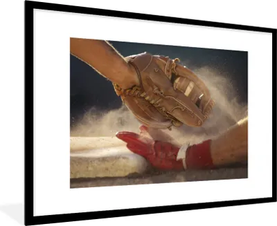 Produktbild von MuchoWow® Gerahmtes Poster Aktionsbild an einem Stützpunkt während eines Spiels 90x60 cm - Poster mit Schwarzem Bilderrahmen Wandposter Rahmen Foto Bilder - Wanddekoration - Fotos