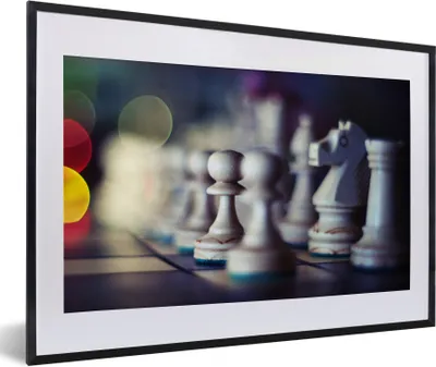 Produktbild von MuchoWow® Gerahmtes Poster Ein Brett mit Schachfiguren 60x40 cm - Poster mit Schwarzem Bilderrahmen Wandposter Rahmen Foto Bilder - Schlafzimmer - Plakat in Rahmen - Drucken