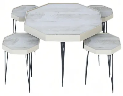 Image de Table en bois blanc moderne au design élégant