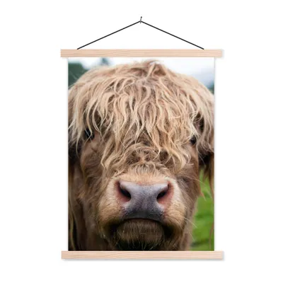Produktbild von MuchoWow® Textilposter Schottische Highlander - Gras - Wald 40x53 cm mit holzfarbenen Rahmen - Schlafzimmer