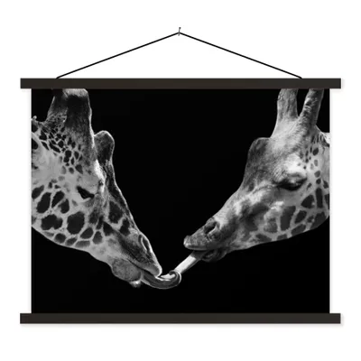 Produktbild von MuchoWow® Textilposter Tiere - Schwarz - Giraffe - Weiß - Porträt 150x113 cm mit schwarzem Rahmen - Wohnzimmer