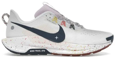 Obrázek produktu pro Nike React Pegasus Trail 5, barva: Summit White, Football Grey, Pink Foam, Armory Navy, velikost: EU 44