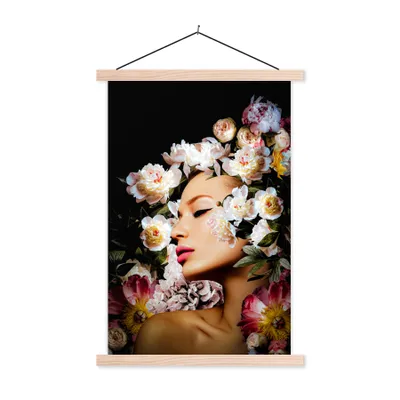 Produktbild von MuchoWow® Textilposter Frauen - Blumen - Rosen - Porträt 120x180 cm mit holzfarbenen Rahmen - Textil-Plakat