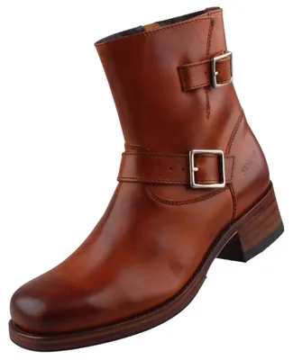 Auf dem Bild ist ein brauner Stiefel zu sehen der von der Seite betrachtet wird. Der Schuh hat eine strukturierte Oberfläche und eine robuste Sohle.