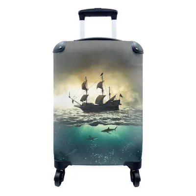 Produktbild von MuchoWow® Koffer Handgepäck Trolley Rollkoffer Kleine Reisekoffer mit 4 Rollen - Boot - Hai - Meer - Cabin Size < 55x40x23 cm & 55x40x20 cm - Fotokoffer - Kabinenkoffer - Boardgepäck - Reise-Box - Reisekoffer - Reisegepäck - Koffer mit Bild - Trolley für Kinder