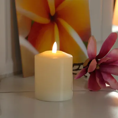 Produktbild von LED Kerze - Echtwachs - flackernde 3D Flamme - H: 11,5cm - D: 7,5cm - Batterie - Timer - creme