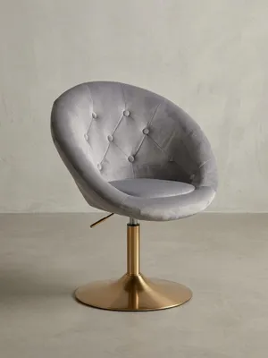 Moderner Loungesessel in Samt Grau in der Frontansicht auf weißem Hintergrund, mit rundem Sitz und elegantem, goldenem Trompetenfuß, 360° drehbar._#sku_BARWL6.299#