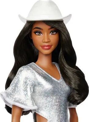 Zdjęcie produktu dla Lalka Barbie Fashionistas, Srebrna Sukienka, Kapelusz Kowbojski, Brunetka Falowane Włosy, Krągła Sylwetka