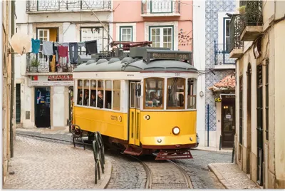 Produktbild von ARTland Wandbild Alu für Innen & Outdoor Straßenbahn in der Altstadt von Lissabon Größe: 90x60 cm
