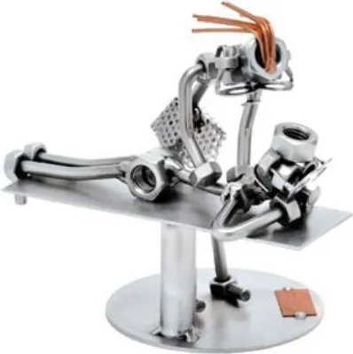Produktbild von Metallfigur Masseurin – Handgefertigte Skulptur aus Stahl und Kupfer