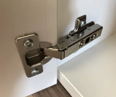 Produktbild von 4er-Set Scharniere mit Softclose (neu) passend für Besta (Ikea) mit 4 Scharniere und 16 Schrauben