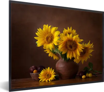 Produktbild von MuchoWow® Gerahmtes Poster Sonnenblumen - Vase - Stilleben 80x60 cm - Poster mit Schwarzem Bilderrahmen Wandposter Rahmen Foto Bilder - Schwarzem - Mit Gestell
