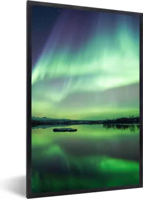 Produktbild von MuchoWow® Gerahmtes Poster Nordlicht - See - Island - Grün - Wald - Schnee 60x90 cm - Poster mit Schwarzem Bilderrahmen Wandposter Rahmen Foto Bilder - Kunst