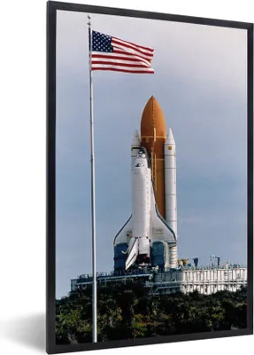Produktbild von MuchoWow® Gerahmtes Poster Eine Raumfähre auf der Startrampe mit der amerikanischen Flagge 60x90 cm - Poster mit Schwarzem Bilderrahmen Wandposter Rahmen Foto Bilder - Kunst