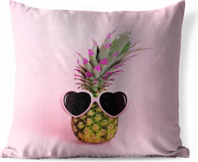 Produktbild von MuchoWow® Outdoor Kissen - Eine Ananas vor einem rosa Hintergrund mit Sonnenbrille - 60x60 cm - Wetterfest - Lounge Kissen - Dekoration - Schlaf Kissen