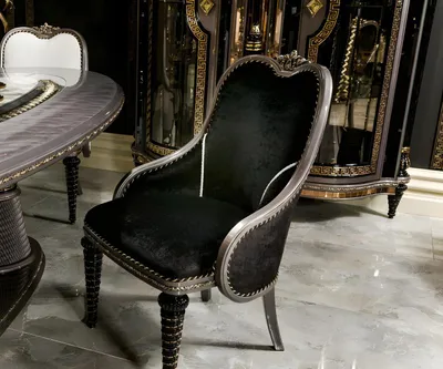 Obrázok produktu pre Čierna drevená stolička v elegantnom dizajne pre domácu kaviareň