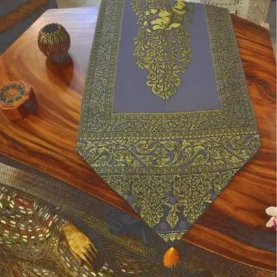 Produktbild von Grauer Tischläufer mit goldenen Pompons 23 × 200 cm