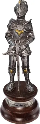 Produktbild von Ritter aus Zinn auf Holzsockel mit Armbrust in den Händen