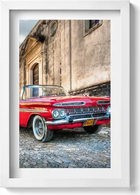 Produktbild von Rotes altes Auto im kolumbianischen Viertel– Wandbild mit Rahmen – Gerahmtes Bild  – Wanddekoration – 20x30 cm – Weiß