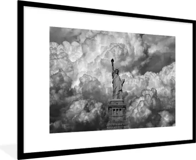 Produktbild von MuchoWow® MuchoWow® Gerahmtes Poster Freiheitsstatue in New York an einem bewölkten Tag in schwarz-weiß 90x60 cm - Poster mit zchwarzem Bilderrahmen - Wanddekoration - Fotos