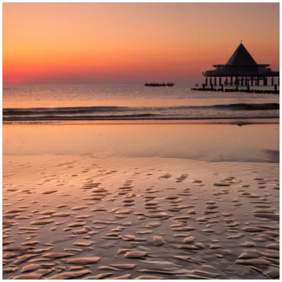 Produktbild von Wallario Magnet für Kühlschrank / Geschirrspüler, magnetisch haftende Folie - 60 x 60 cm, Motiv: Strand am Abend - Seebrücke am Ostseebad Heringsdorf