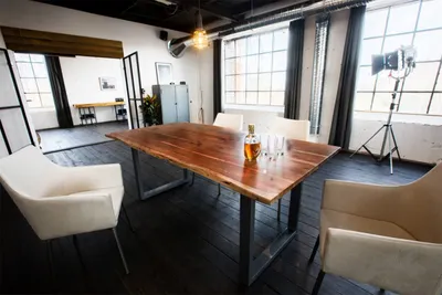 Produktbild von KAWOLA Esstisch LORE 180x90cm massiv mit Baumkante Nussbaumfarben Fuß silber