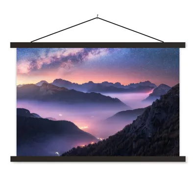 Produktbild von MuchoWow® Textilposter Berge - Sternenhimmel - Nebel 90x60 cm mit schwarzem Rahmen - Aufhängungssatz