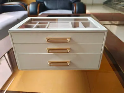 Obrázek produktu pro Šperkovnice s přihrádkami – organizér na šperky – úložný box na šperky – skleněné okénko – 16 x 24 x 12,5 cm – krémová barva